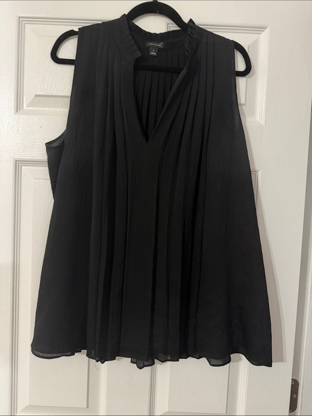 Ann Taylor Black Pleated Sleeveless V-Neck Camisole